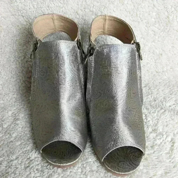 NWOT SBICCA Heel sandals size 7 Nice floral shinny pattern! REBECCA'S  SHOES - Picture 2 of 9